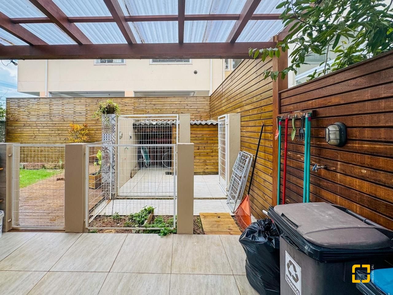 Casa com 239m², 6 quartos (sendo 1 suíte), 2 garagens, no bairro Carianos em Florianópolis