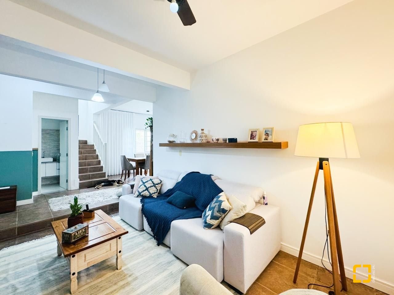 Casa com 239m², 6 quartos (sendo 1 suíte), 2 garagens, no bairro Carianos em Florianópolis