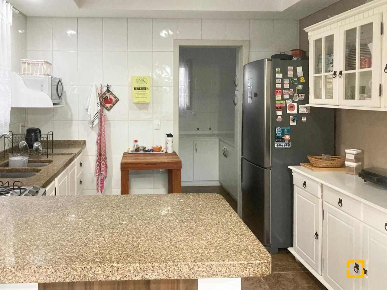 Casa com 239m², 6 quartos (sendo 1 suíte), 2 garagens, no bairro Carianos em Florianópolis