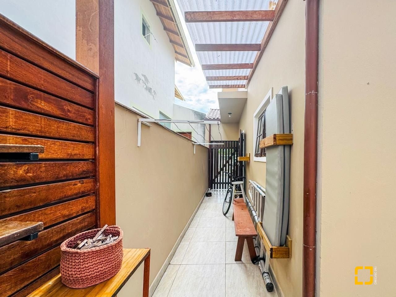 Casa com 239m², 6 quartos (sendo 1 suíte), 2 garagens, no bairro Carianos em Florianópolis