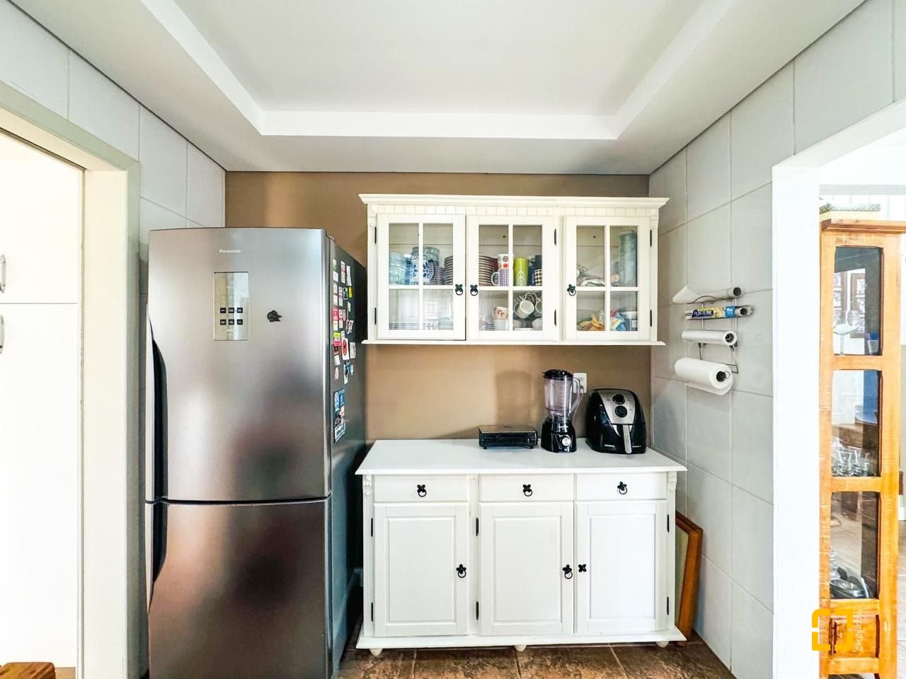 Casa com 239m², 6 quartos (sendo 1 suíte), 2 garagens, no bairro Carianos em Florianópolis