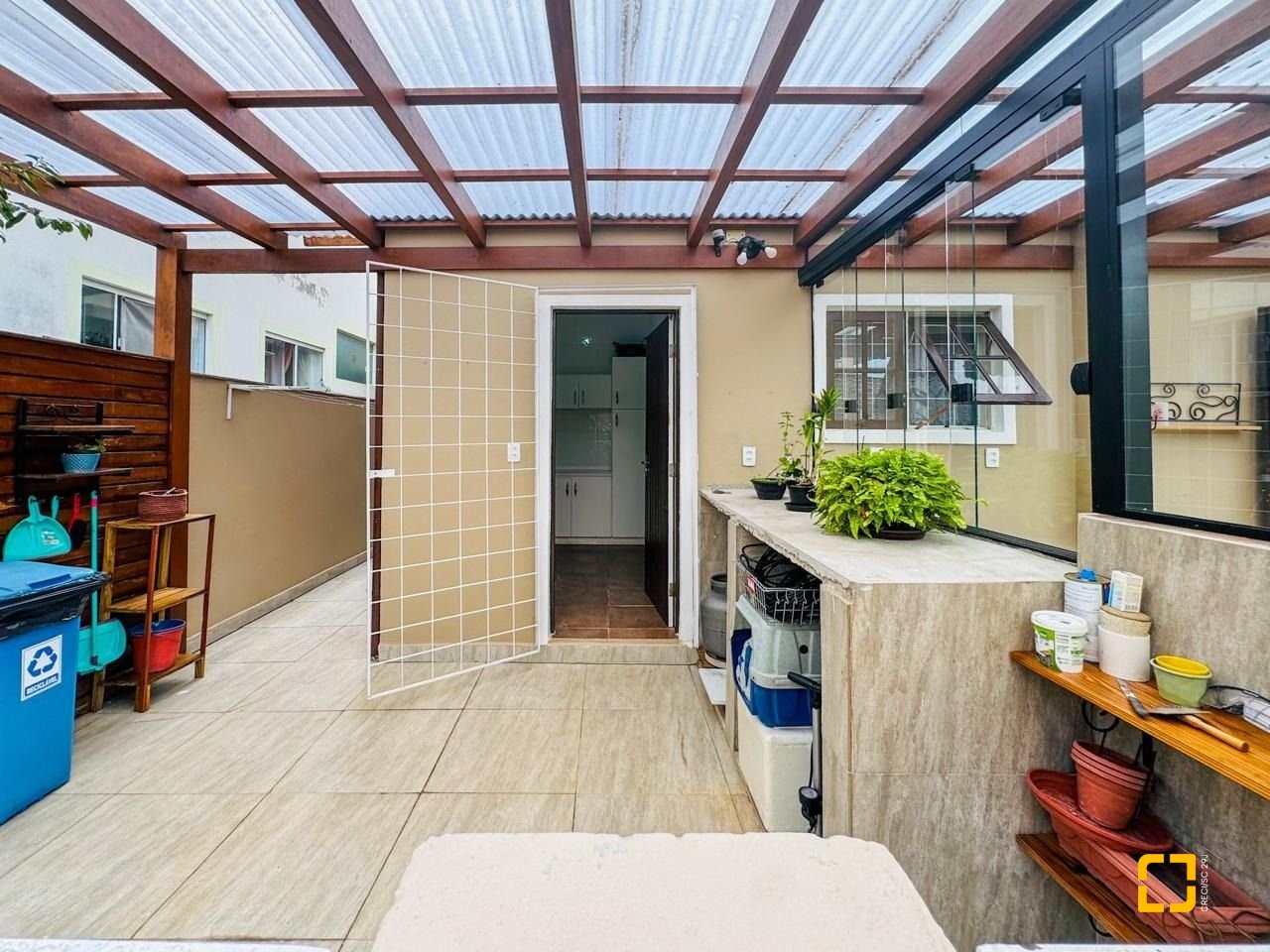 Casa com 239m², 6 quartos (sendo 1 suíte), 2 garagens, no bairro Carianos em Florianópolis