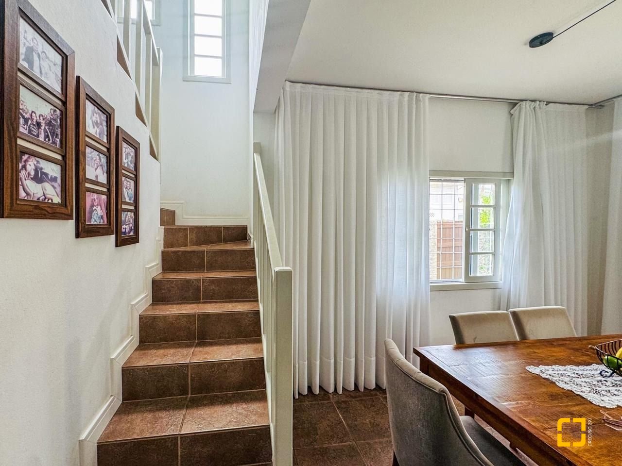 Casa com 239m², 6 quartos (sendo 1 suíte), 2 garagens, no bairro Carianos em Florianópolis