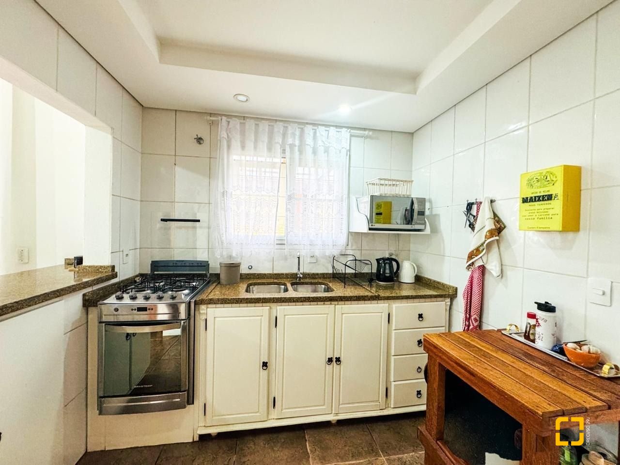 Casa com 239m², 6 quartos (sendo 1 suíte), 2 garagens, no bairro Carianos em Florianópolis