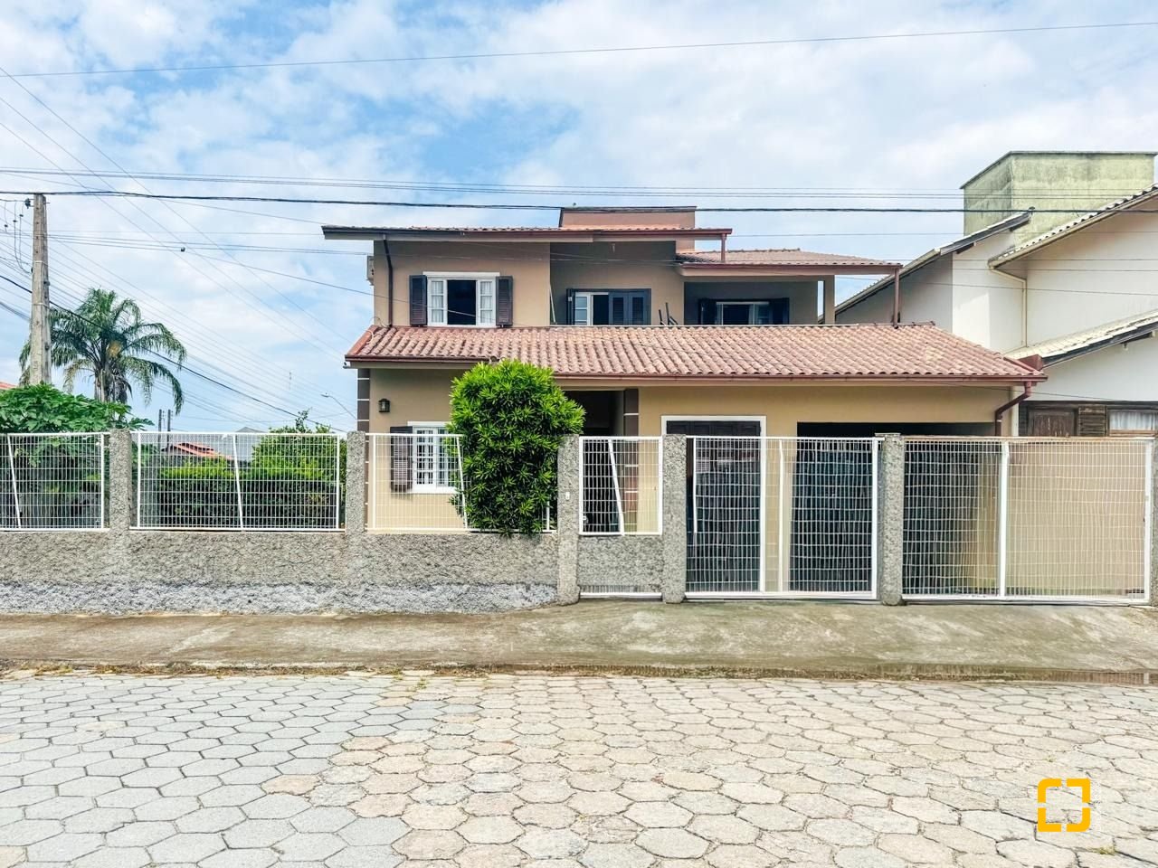 Casa com 239m², 6 quartos (sendo 1 suíte), 2 garagens, no bairro Carianos em Florianópolis