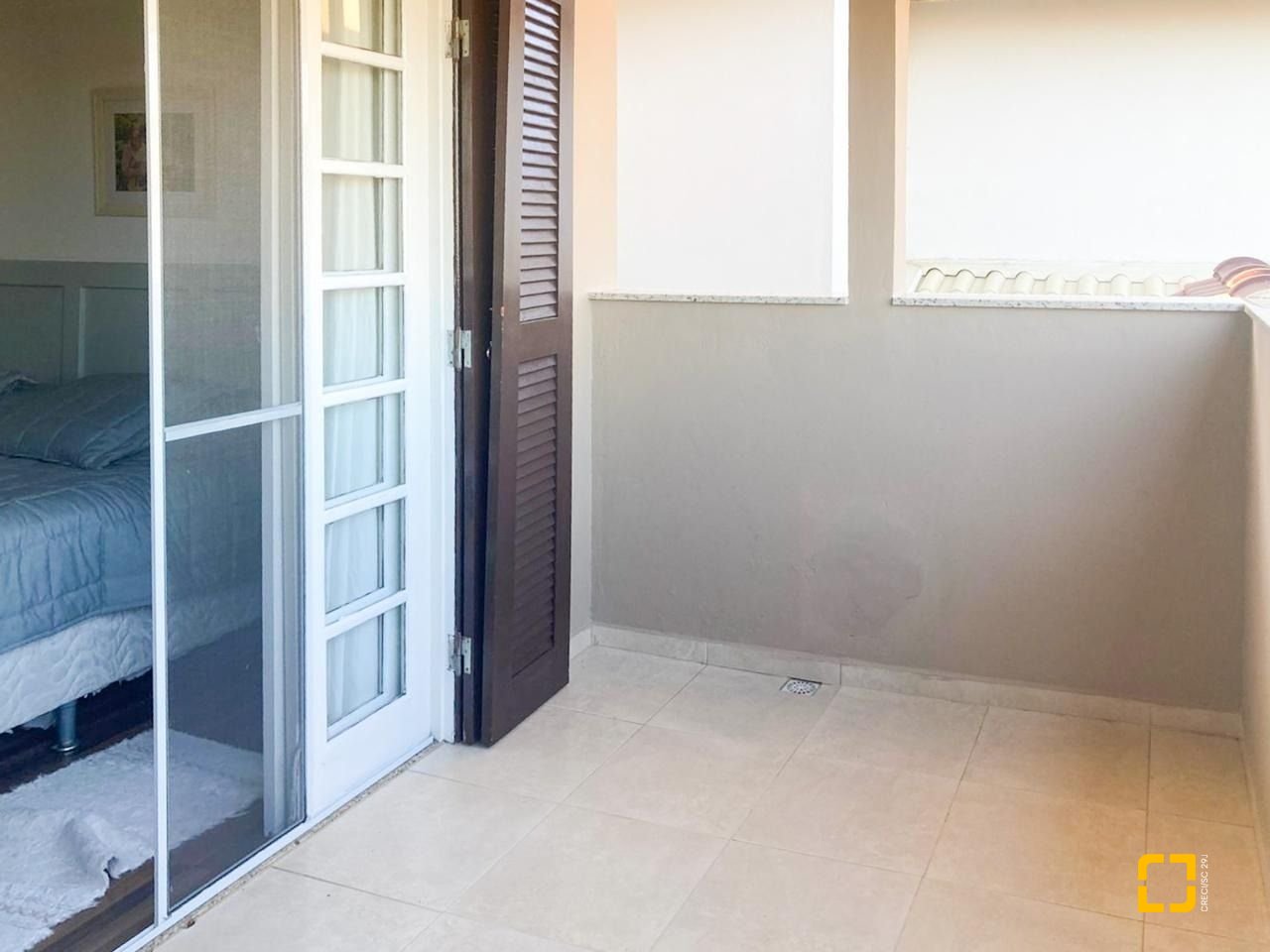 Casa com 239m², 6 quartos (sendo 1 suíte), 2 garagens, no bairro Carianos em Florianópolis