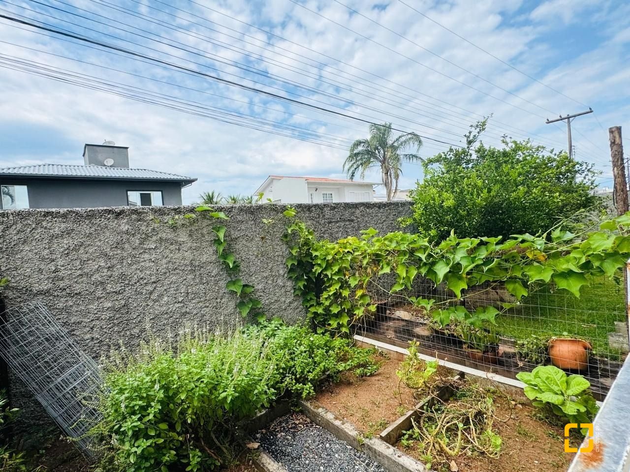 Casa com 239m², 6 quartos (sendo 1 suíte), 2 garagens, no bairro Carianos em Florianópolis