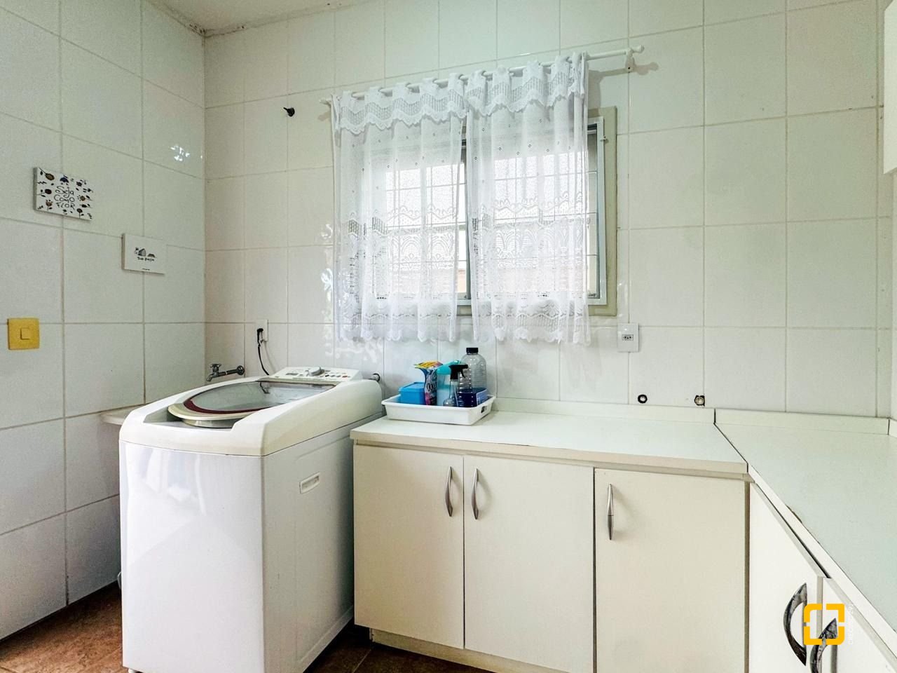 Casa com 239m², 6 quartos (sendo 1 suíte), 2 garagens, no bairro Carianos em Florianópolis