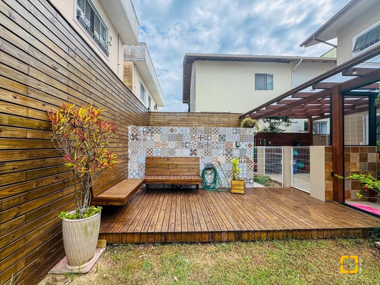 Casa com 239m², 6 quartos (sendo 1 suíte), 2 garagens, no bairro Carianos em Florianópolis