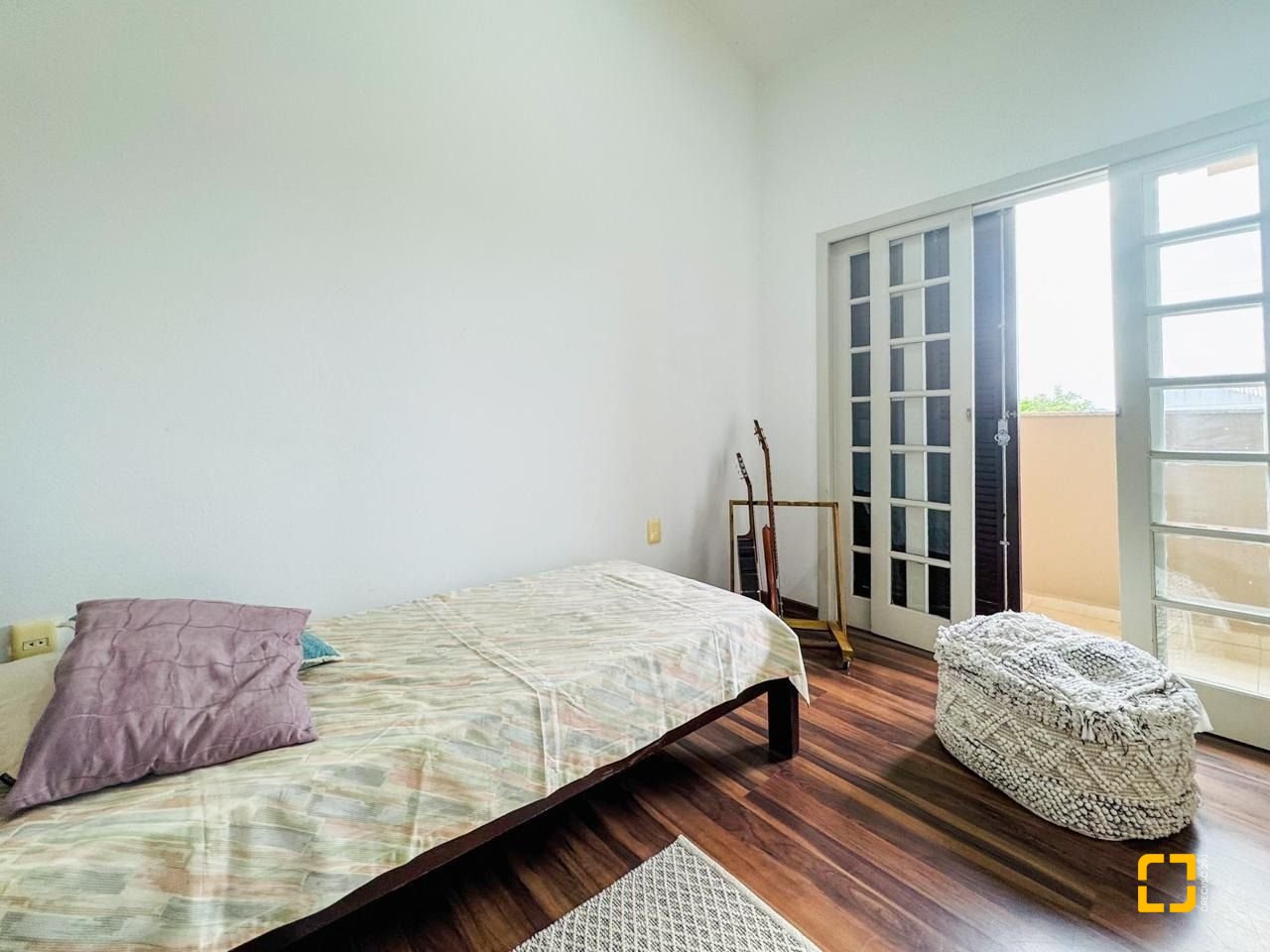 Casa com 239m², 6 quartos (sendo 1 suíte), 2 garagens, no bairro Carianos em Florianópolis