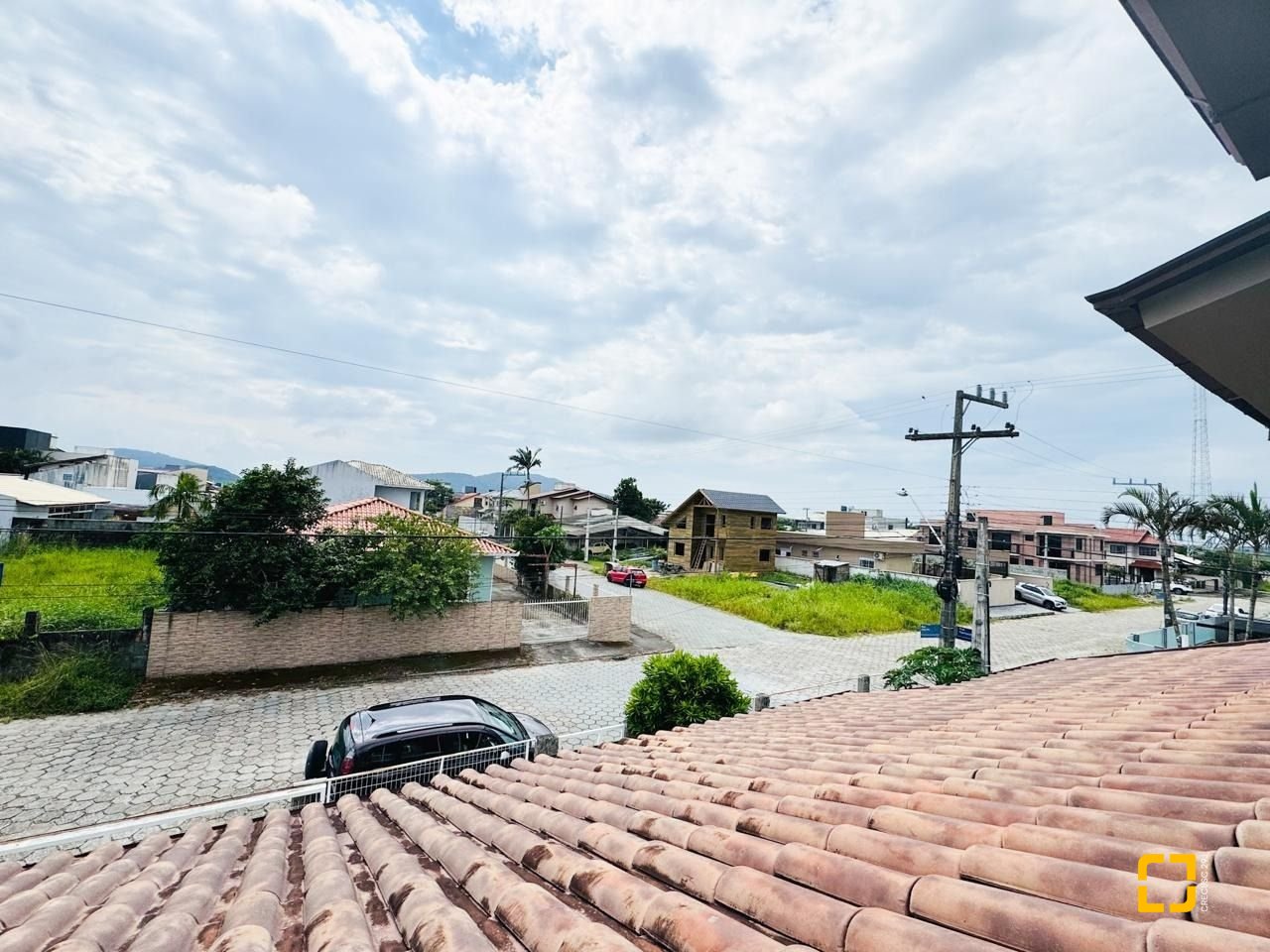 Casa com 239m², 6 quartos (sendo 1 suíte), 2 garagens, no bairro Carianos em Florianópolis