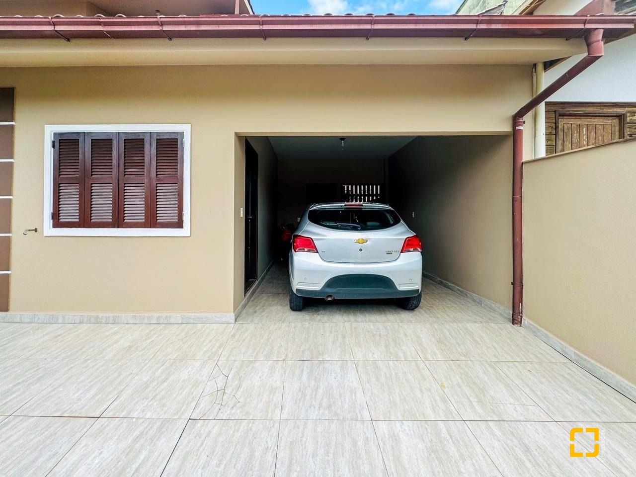 Casa com 239m², 6 quartos (sendo 1 suíte), 2 garagens, no bairro Carianos em Florianópolis