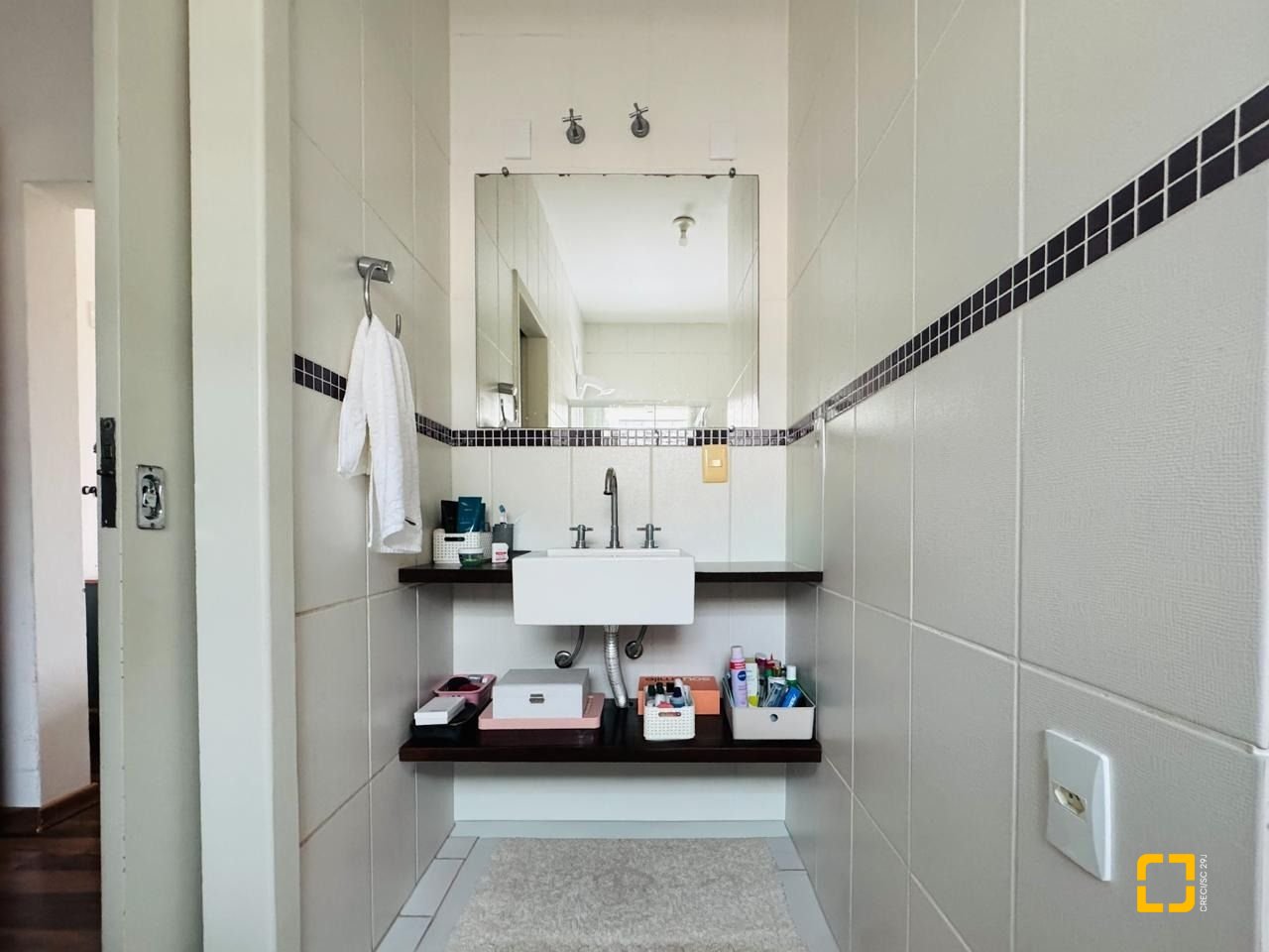 Casa com 239m², 6 quartos (sendo 1 suíte), 2 garagens, no bairro Carianos em Florianópolis
