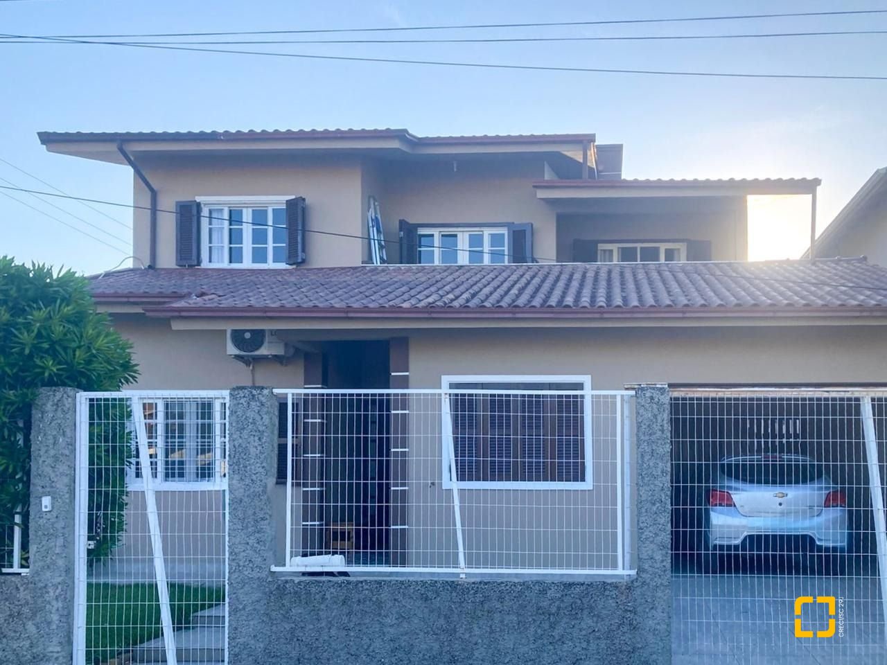 Casa com 239m², 6 quartos (sendo 1 suíte), 2 garagens, no bairro Carianos em Florianópolis