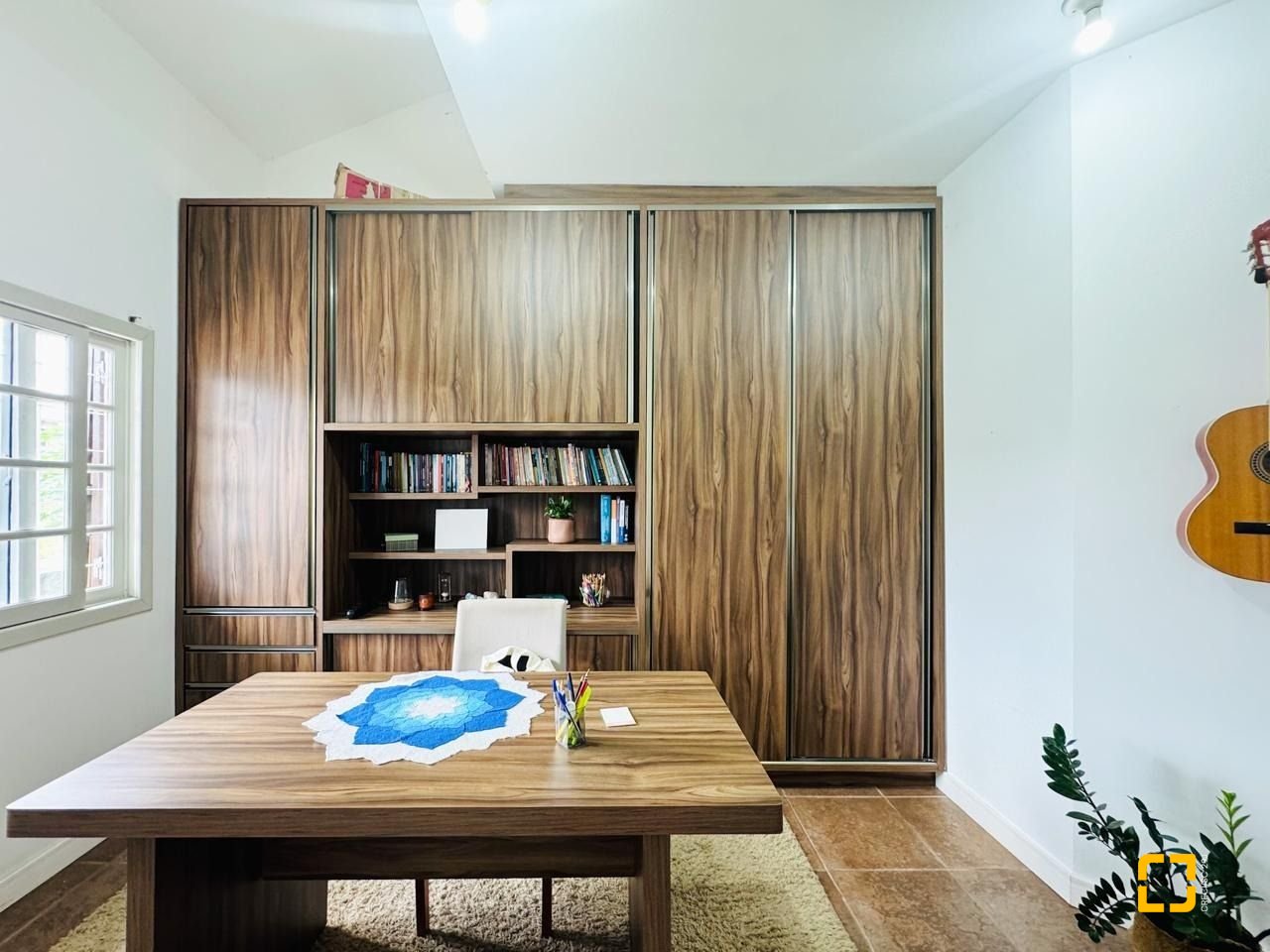 Casa com 239m², 6 quartos (sendo 1 suíte), 2 garagens, no bairro Carianos em Florianópolis