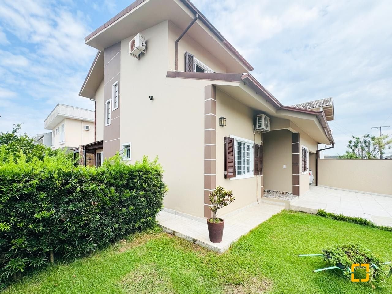 Casa com 239m², 6 quartos (sendo 1 suíte), 2 garagens, no bairro Carianos em Florianópolis