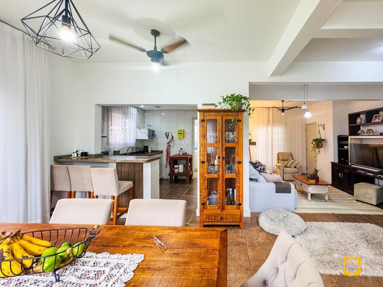 Casa com 239m², 6 quartos (sendo 1 suíte), 2 garagens, no bairro Carianos em Florianópolis
