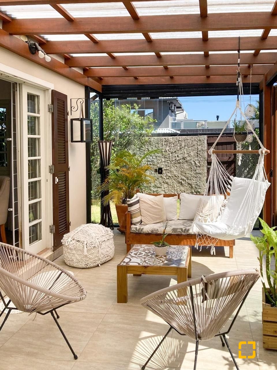 Casa com 239m², 6 quartos (sendo 1 suíte), 2 garagens, no bairro Carianos em Florianópolis