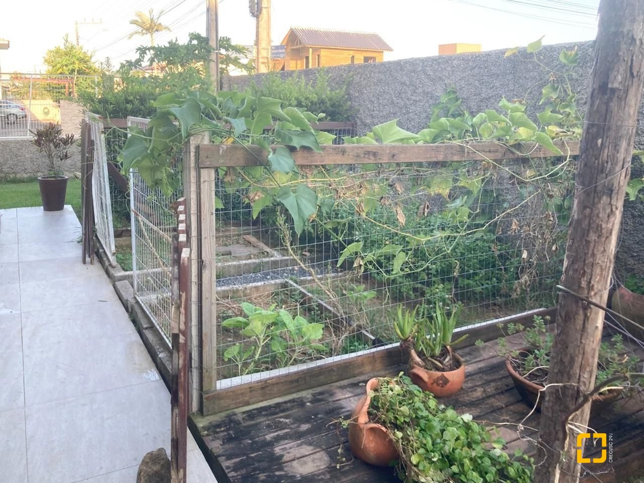 Casa com 239m², 6 quartos (sendo 1 suíte), 2 garagens, no bairro Carianos em Florianópolis
