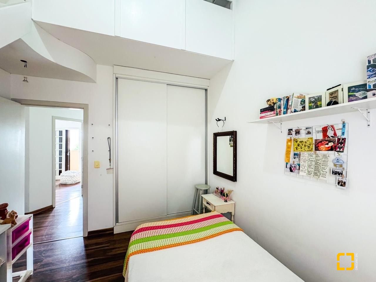 Casa com 239m², 6 quartos (sendo 1 suíte), 2 garagens, no bairro Carianos em Florianópolis