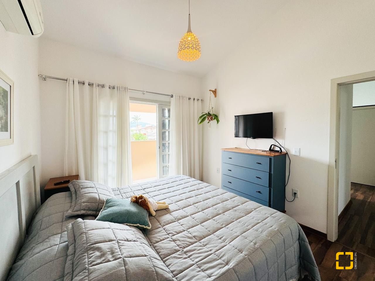 Casa com 239m², 6 quartos (sendo 1 suíte), 2 garagens, no bairro Carianos em Florianópolis