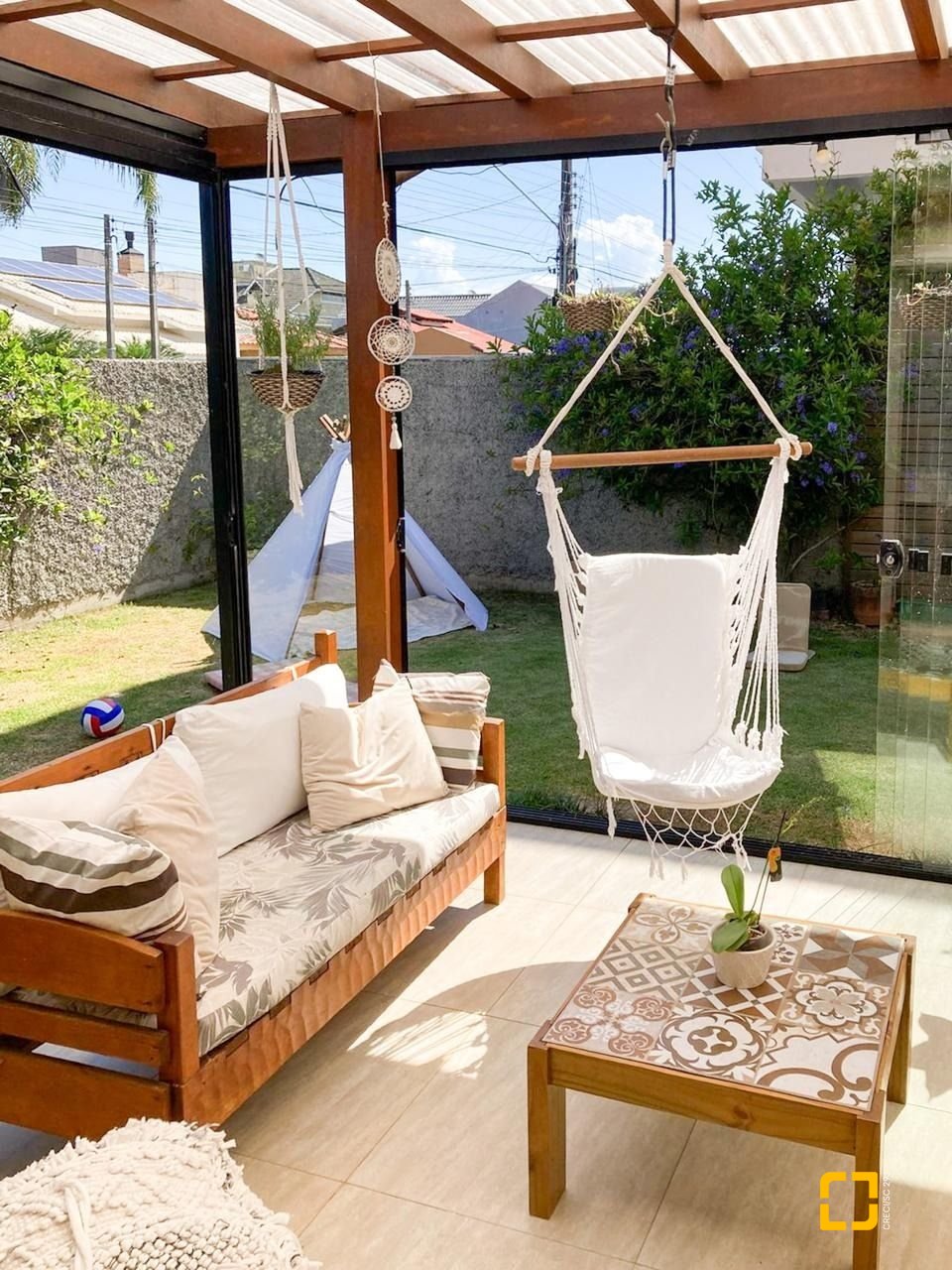 Casa com 239m², 6 quartos (sendo 1 suíte), 2 garagens, no bairro Carianos em Florianópolis