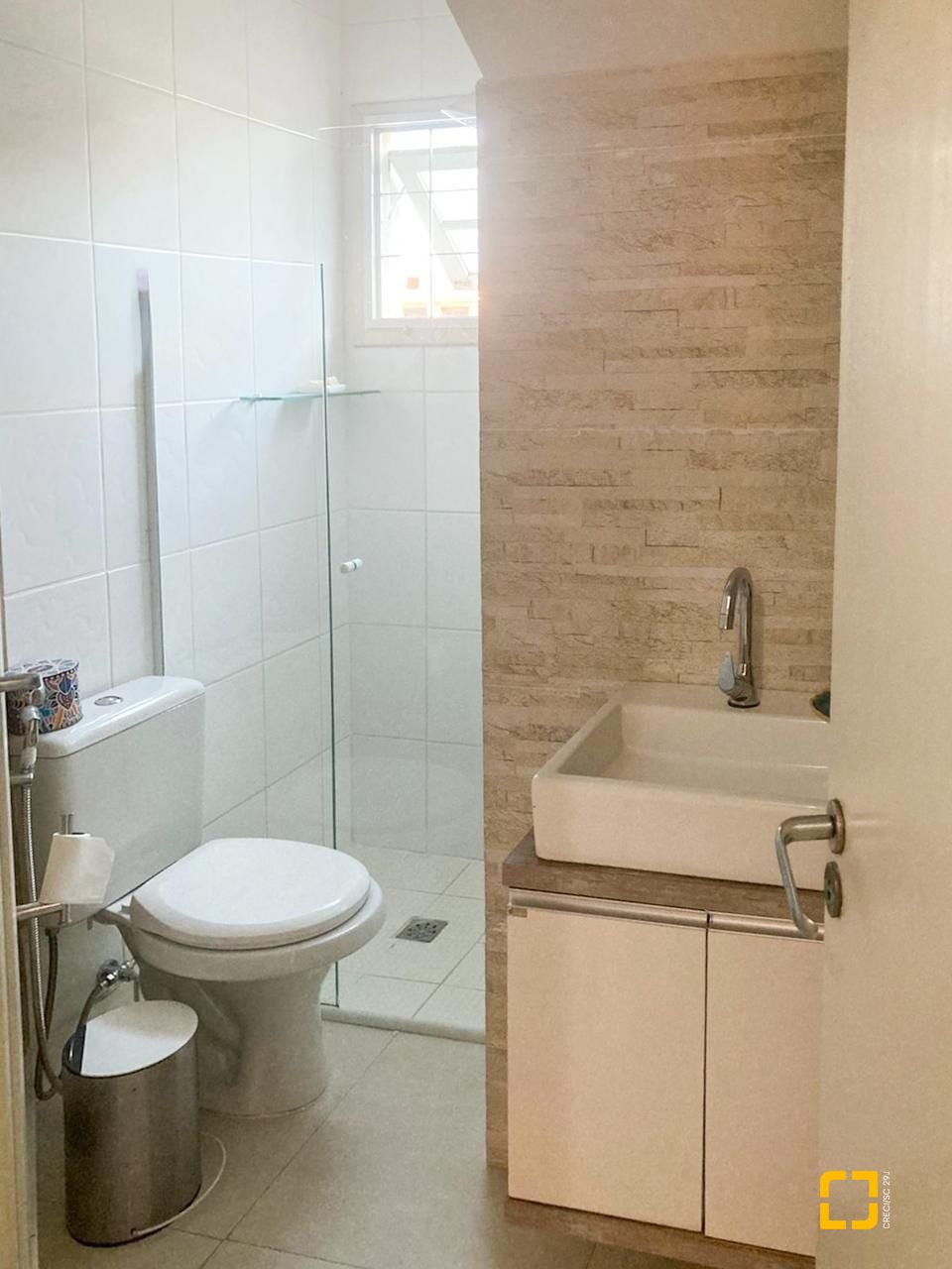 Casa com 239m², 6 quartos (sendo 1 suíte), 2 garagens, no bairro Carianos em Florianópolis