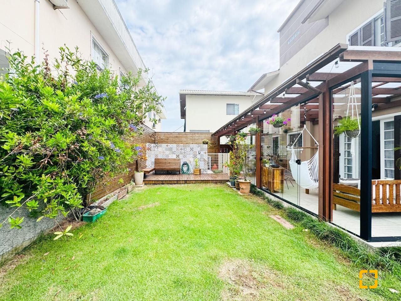 Casa com 239m², 6 quartos (sendo 1 suíte), 2 garagens, no bairro Carianos em Florianópolis