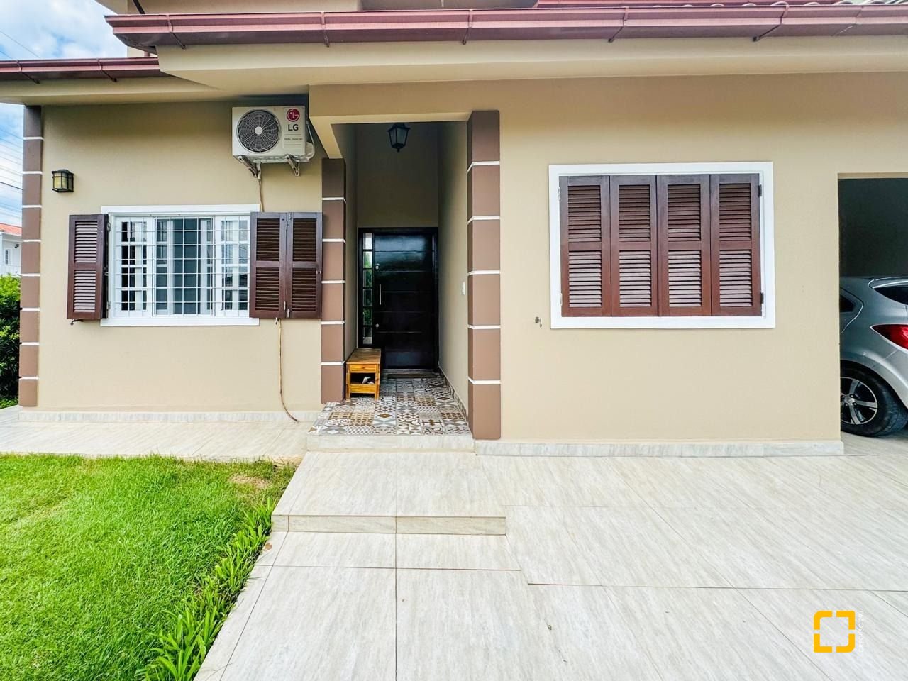 Casa com 239m², 6 quartos (sendo 1 suíte), 2 garagens, no bairro Carianos em Florianópolis