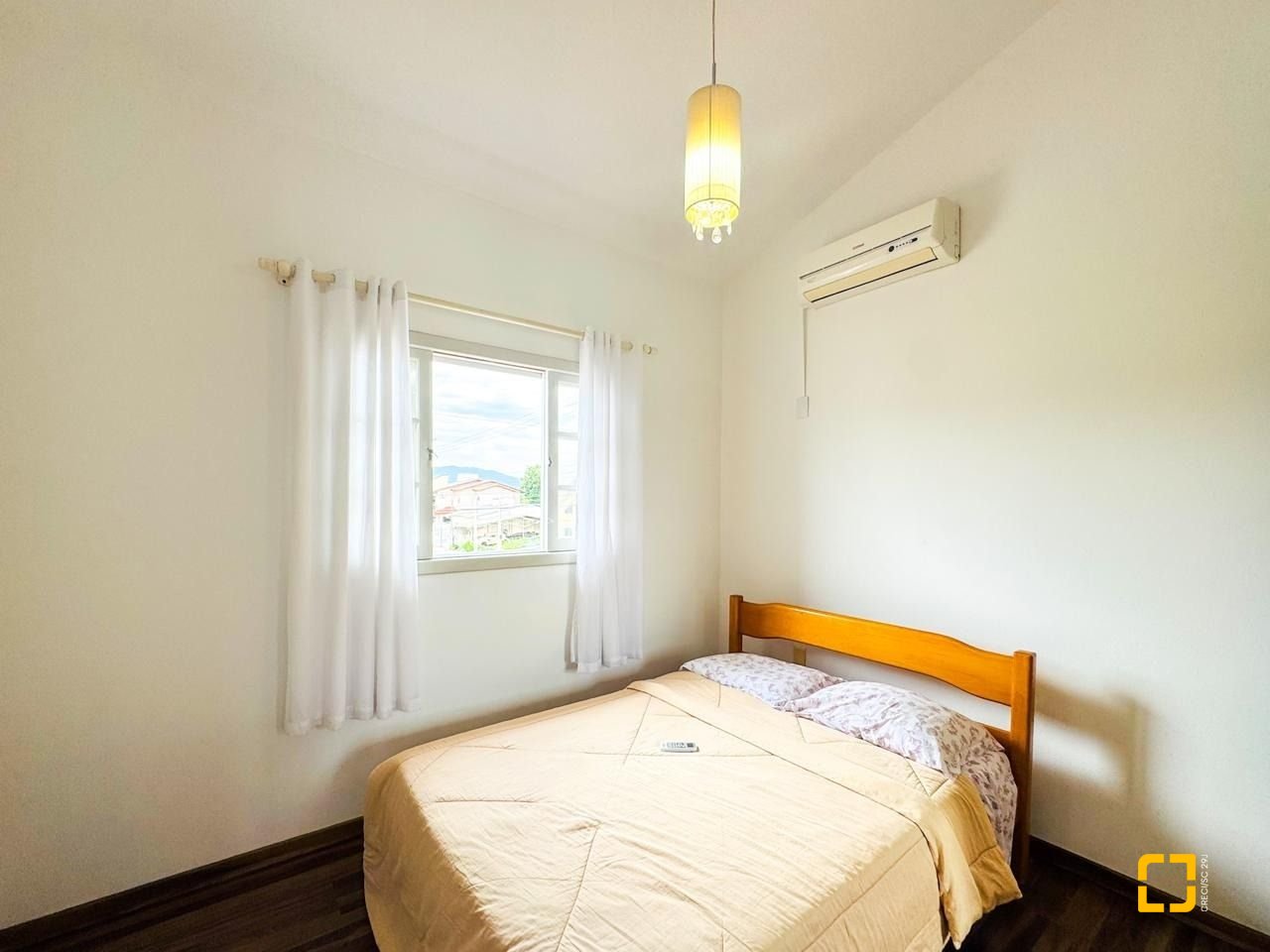 Casa com 239m², 6 quartos (sendo 1 suíte), 2 garagens, no bairro Carianos em Florianópolis