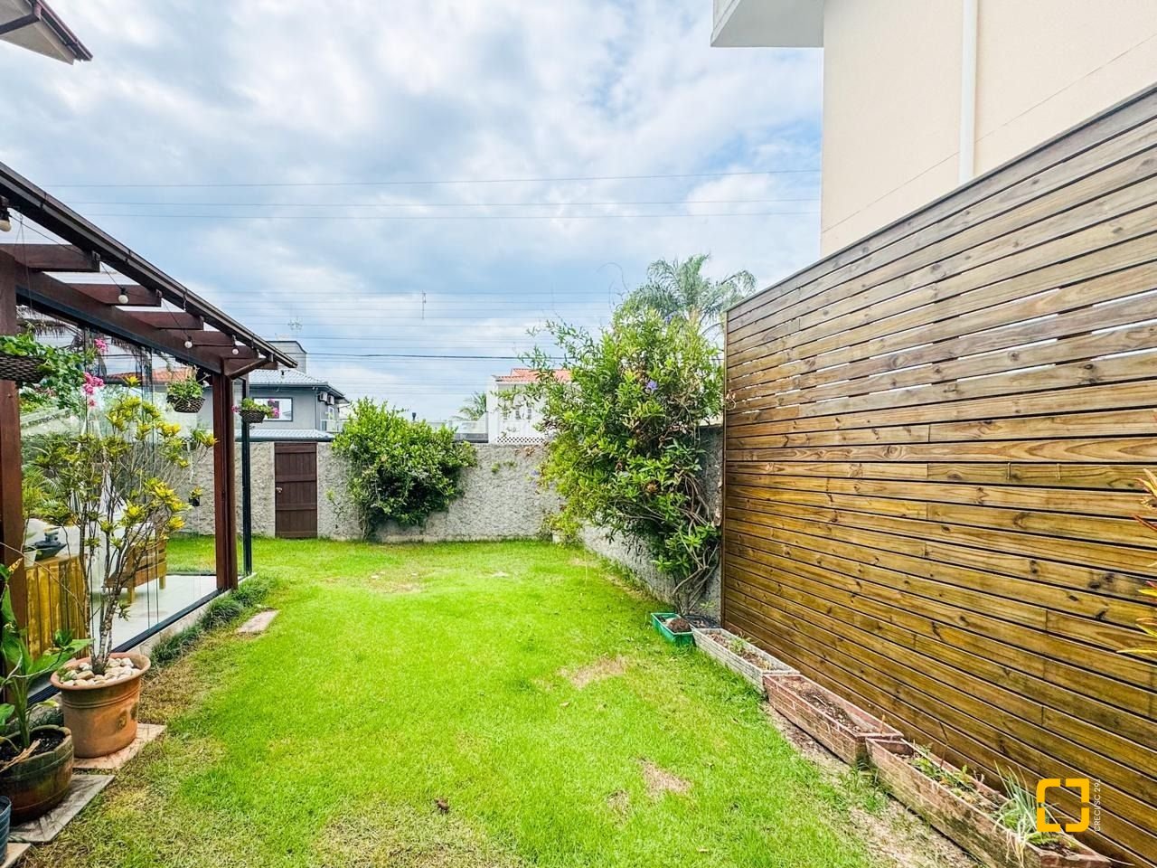 Casa com 239m², 6 quartos (sendo 1 suíte), 2 garagens, no bairro Carianos em Florianópolis