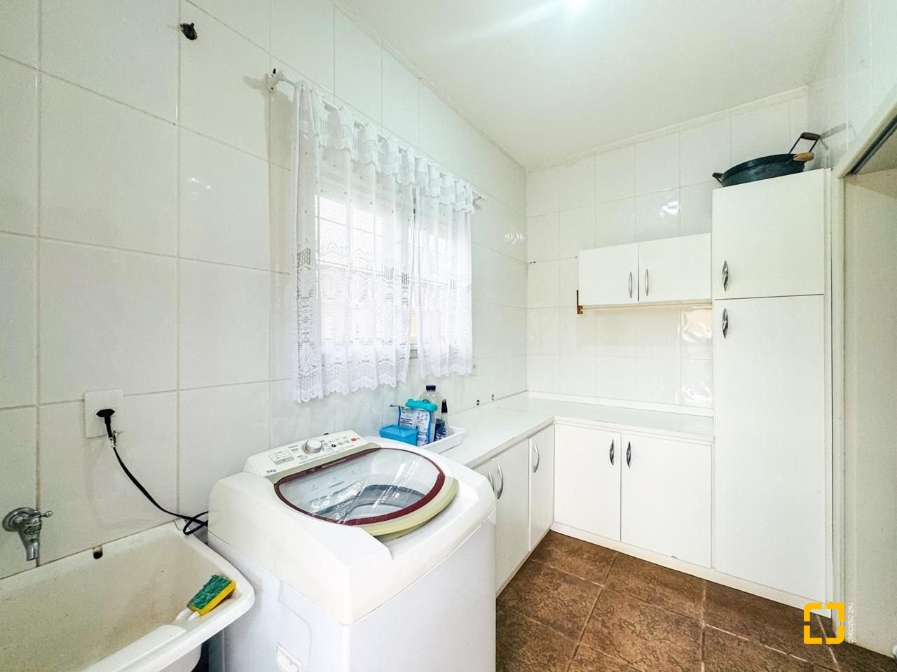 Casa com 239m², 6 quartos (sendo 1 suíte), 2 garagens, no bairro Carianos em Florianópolis