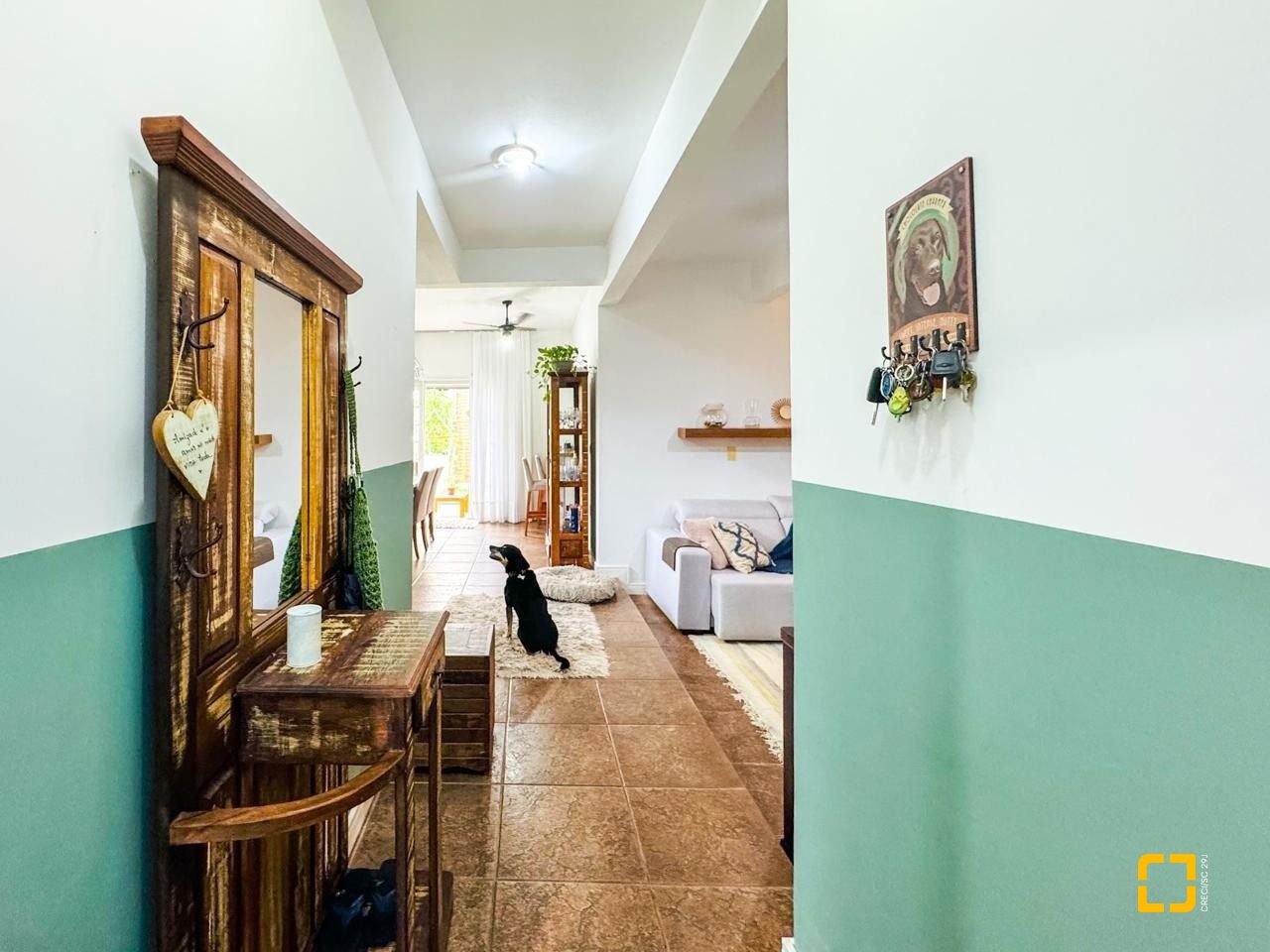 Casa com 239m², 6 quartos (sendo 1 suíte), 2 garagens, no bairro Carianos em Florianópolis