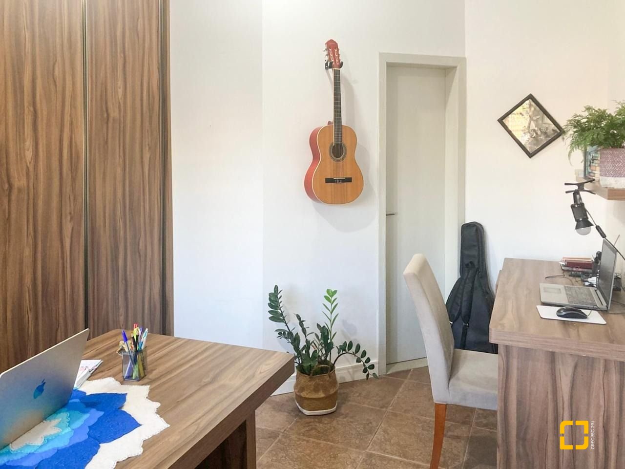 Casa com 239m², 6 quartos (sendo 1 suíte), 2 garagens, no bairro Carianos em Florianópolis