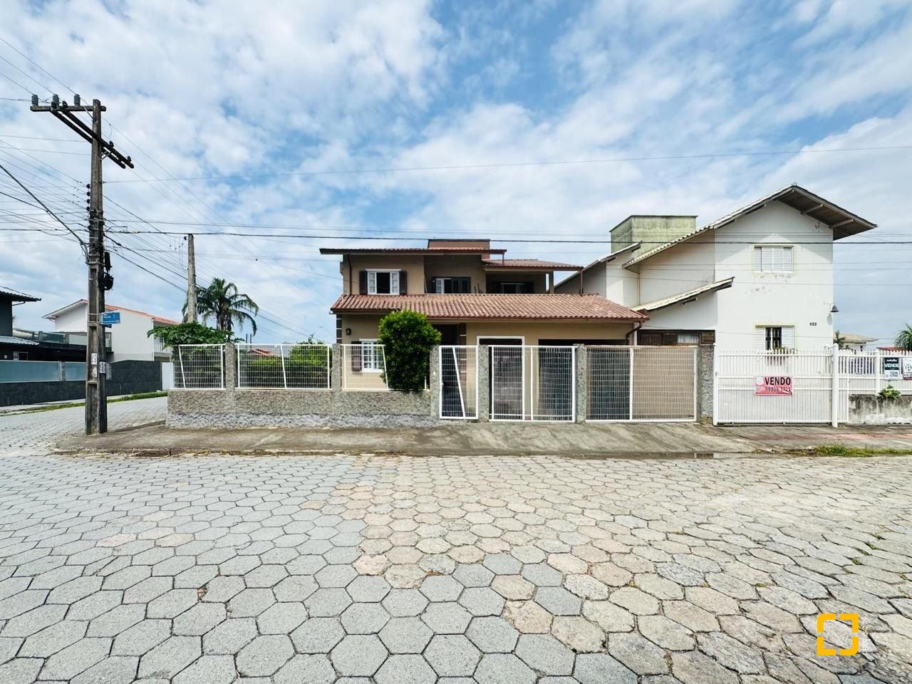 Casa com 239m², 6 quartos (sendo 1 suíte), 2 garagens, no bairro Carianos em Florianópolis