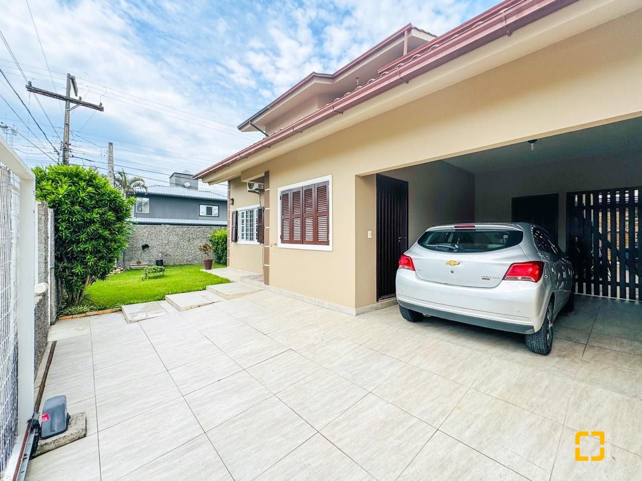 Casa com 239m², 6 quartos (sendo 1 suíte), 2 garagens, no bairro Carianos em Florianópolis
