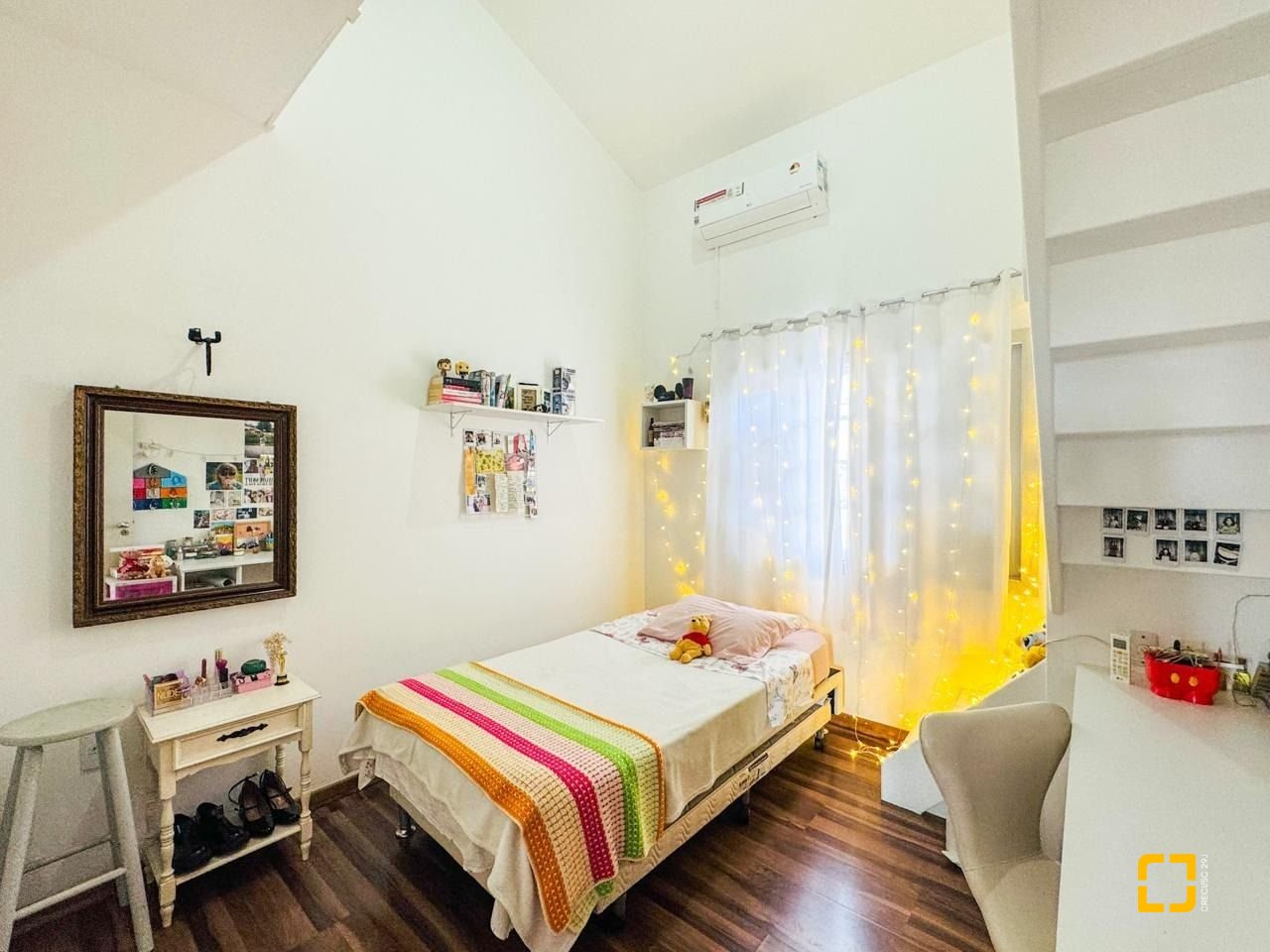Casa com 239m², 6 quartos (sendo 1 suíte), 2 garagens, no bairro Carianos em Florianópolis