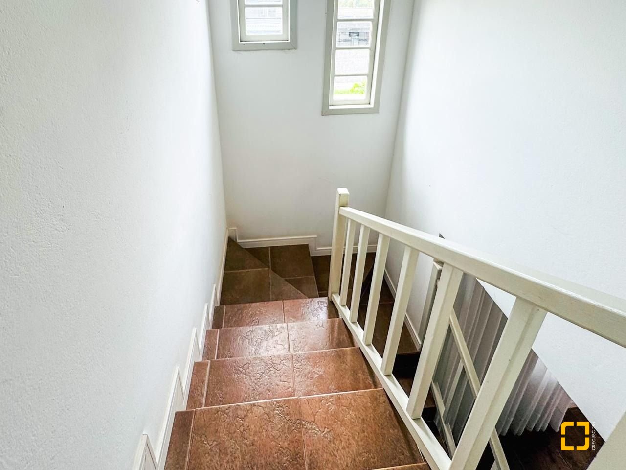 Casa com 239m², 6 quartos (sendo 1 suíte), 2 garagens, no bairro Carianos em Florianópolis