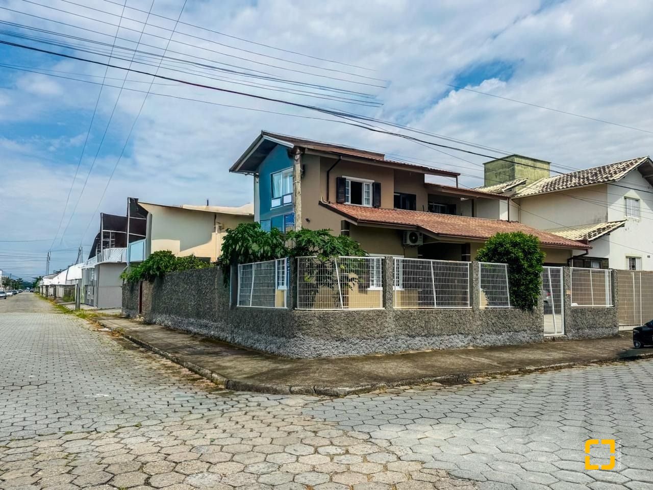 Casa com 239m², 6 quartos (sendo 1 suíte), 2 garagens, no bairro Carianos em Florianópolis