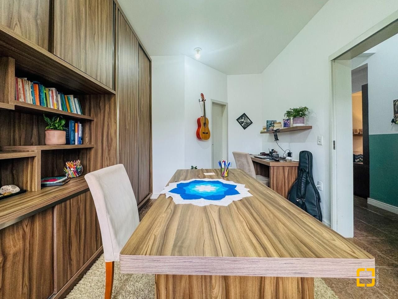 Casa com 239m², 6 quartos (sendo 1 suíte), 2 garagens, no bairro Carianos em Florianópolis