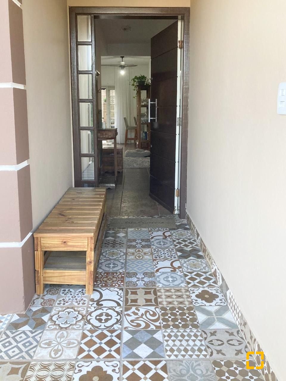 Casa com 239m², 6 quartos (sendo 1 suíte), 2 garagens, no bairro Carianos em Florianópolis