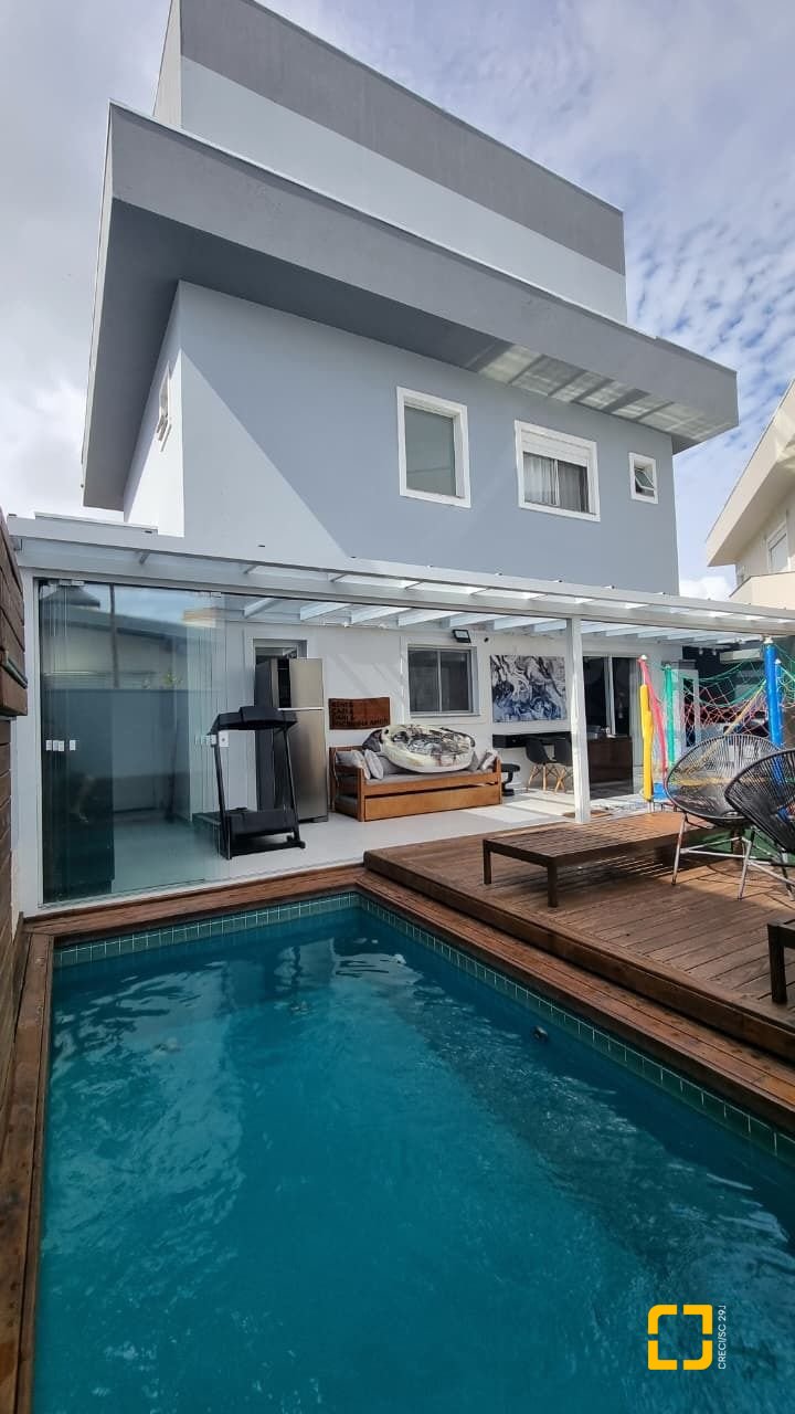 Casa de Condomínio com 138m², 3 quartos (sendo 3 suítes), 2 garagens, no bairro Cachoeira do Bom Jesus em Florianópolis