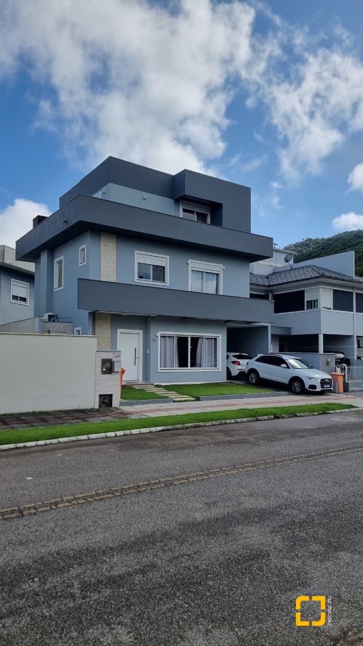 Casa de Condomínio com 138m², 3 quartos (sendo 3 suítes), 2 garagens, no bairro Cachoeira do Bom Jesus em Florianópolis