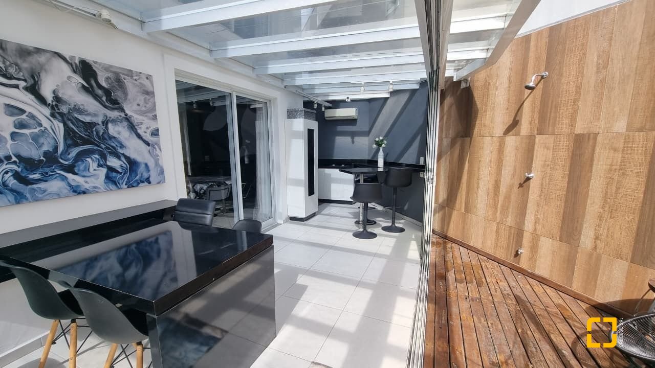 Casa de Condomínio com 138m², 3 quartos (sendo 3 suítes), 2 garagens, no bairro Cachoeira do Bom Jesus em Florianópolis