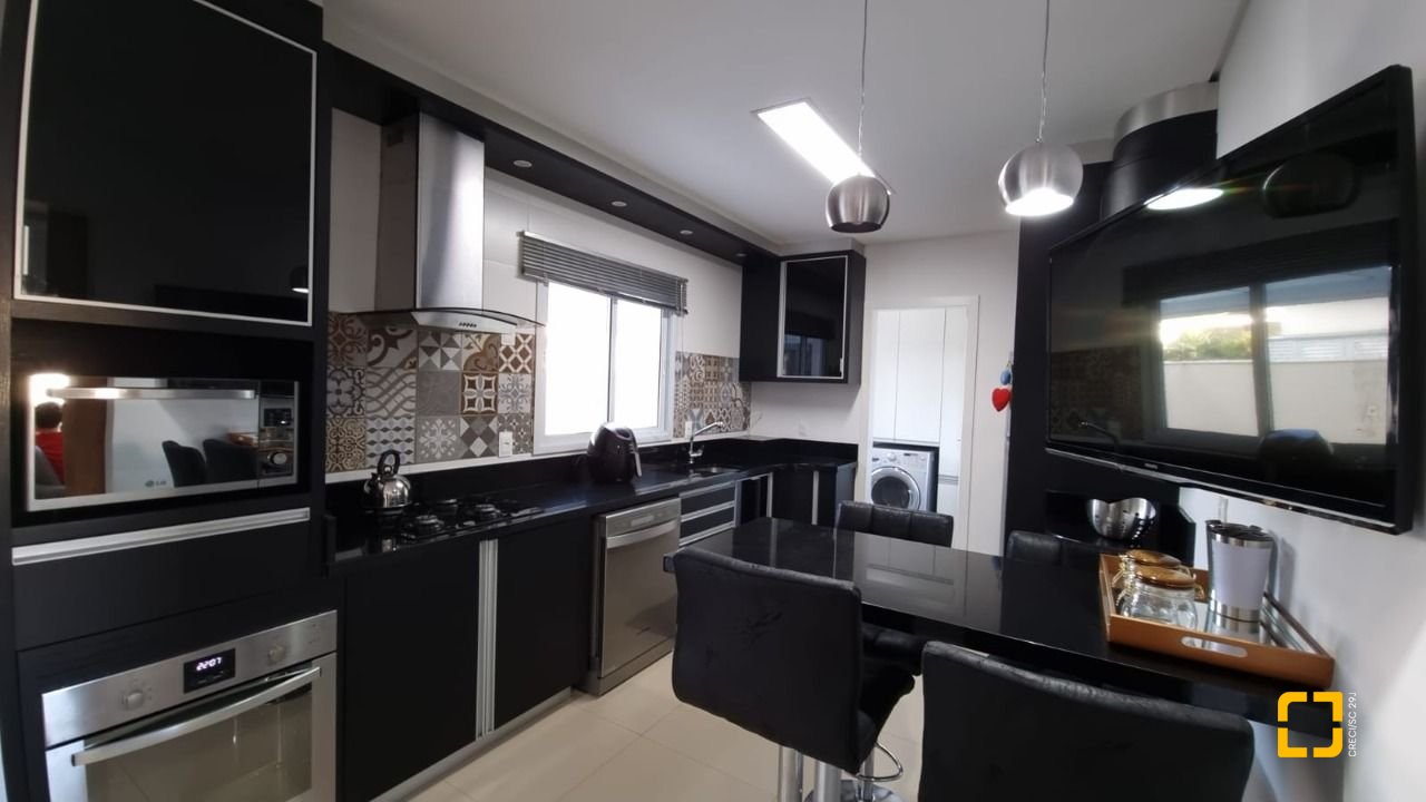 Casa de Condomínio com 138m², 3 quartos (sendo 3 suítes), 2 garagens, no bairro Cachoeira do Bom Jesus em Florianópolis