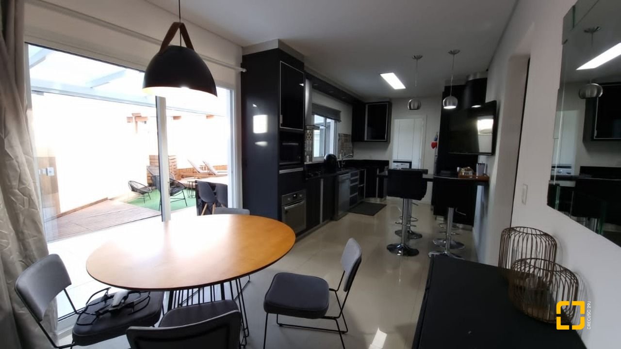 Casa de Condomínio com 138m², 3 quartos (sendo 3 suítes), 2 garagens, no bairro Cachoeira do Bom Jesus em Florianópolis