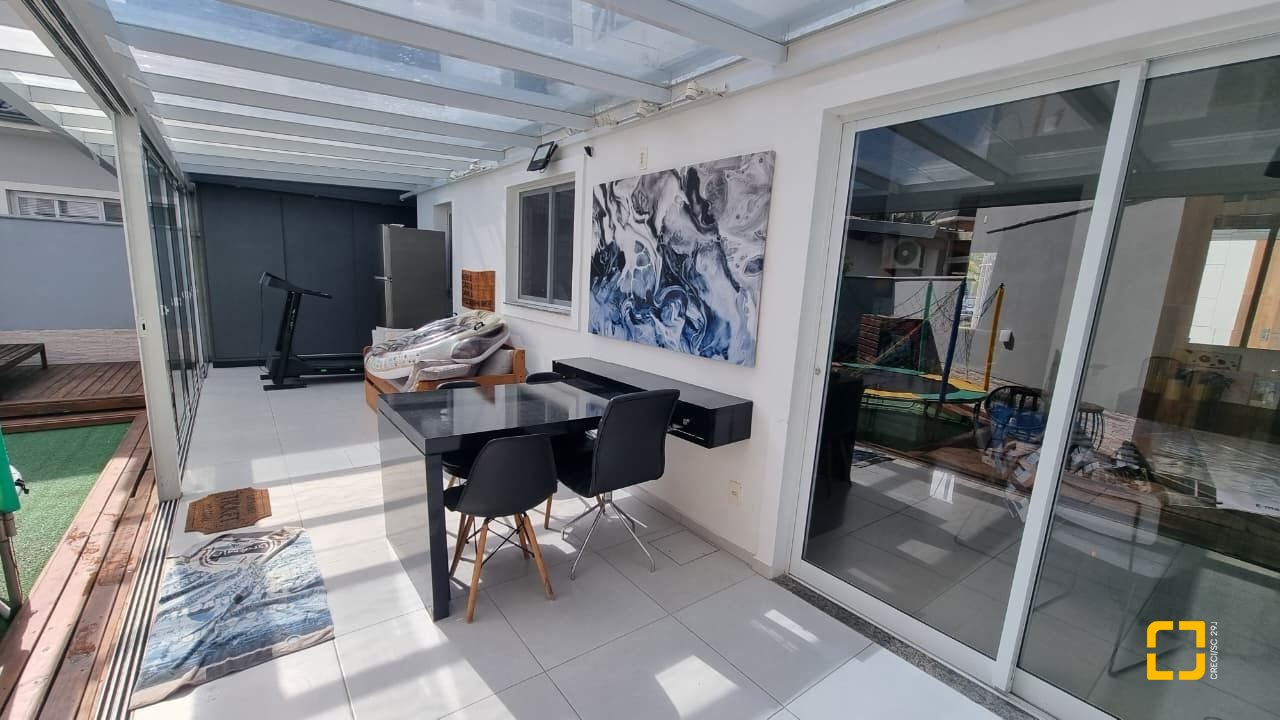 Casa de Condomínio com 138m², 3 quartos (sendo 3 suítes), 2 garagens, no bairro Cachoeira do Bom Jesus em Florianópolis