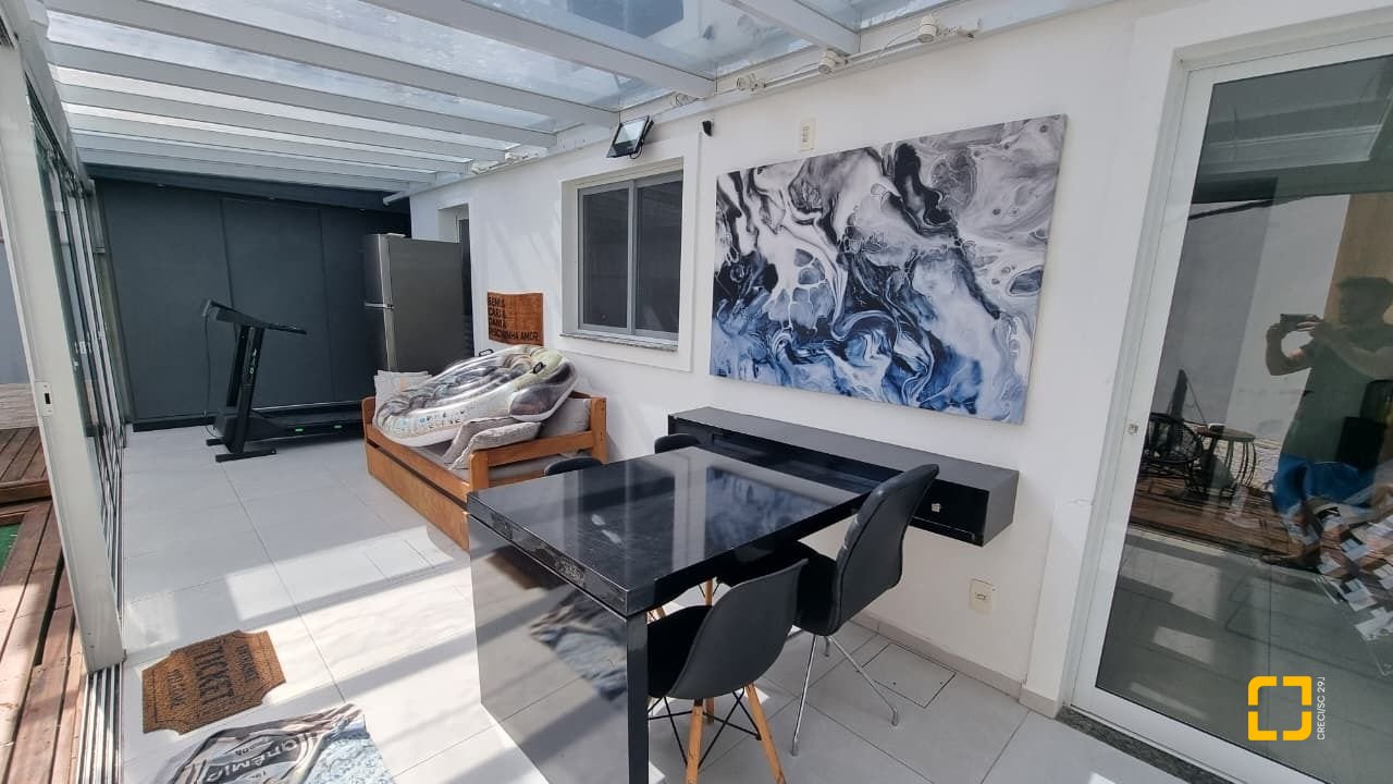 Casa de Condomínio com 138m², 3 quartos (sendo 3 suítes), 2 garagens, no bairro Cachoeira do Bom Jesus em Florianópolis
