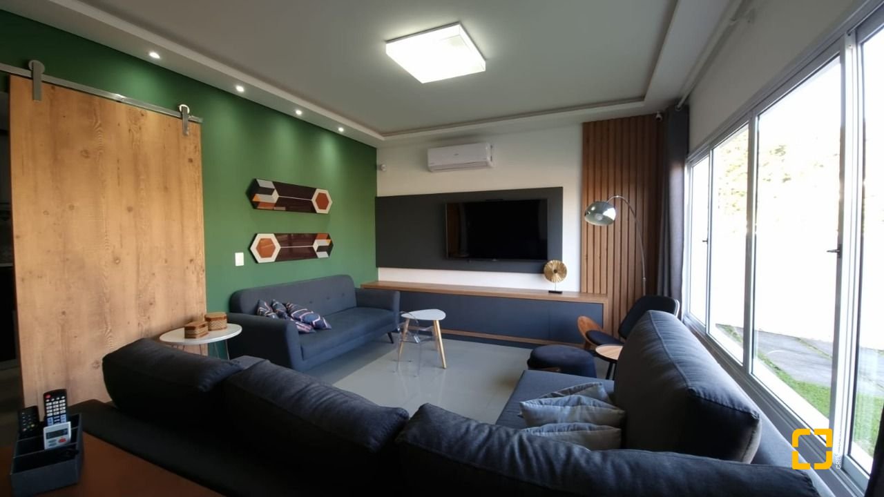 Casa de Condomínio com 138m², 3 quartos (sendo 3 suítes), 2 garagens, no bairro Cachoeira do Bom Jesus em Florianópolis