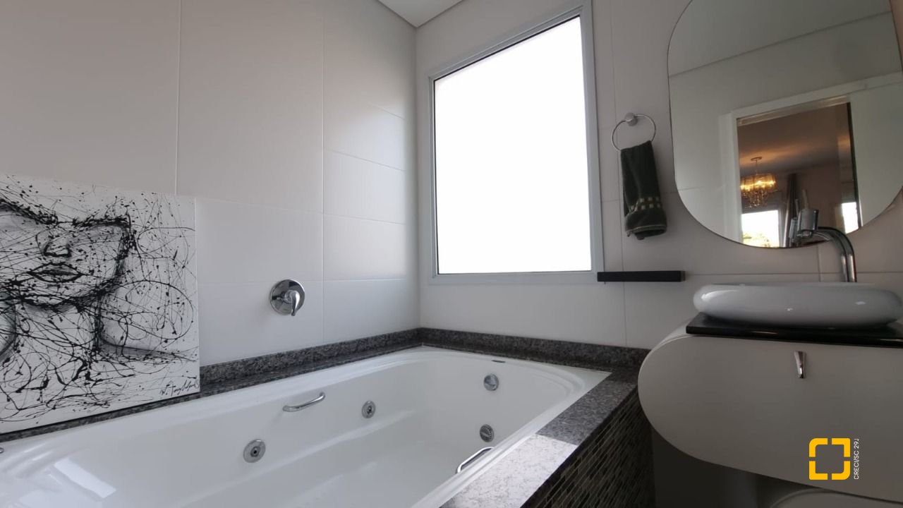 Casa de Condomínio com 138m², 3 quartos (sendo 3 suítes), 2 garagens, no bairro Cachoeira do Bom Jesus em Florianópolis